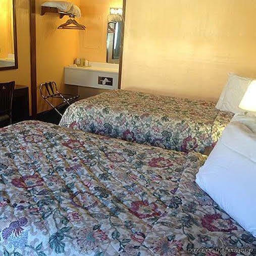 Travelers Lodge Beatrice Екстериор снимка
